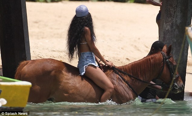 Nữ ca sỹ thể hiện khả năng thuần phục chú ngựa dưới nước